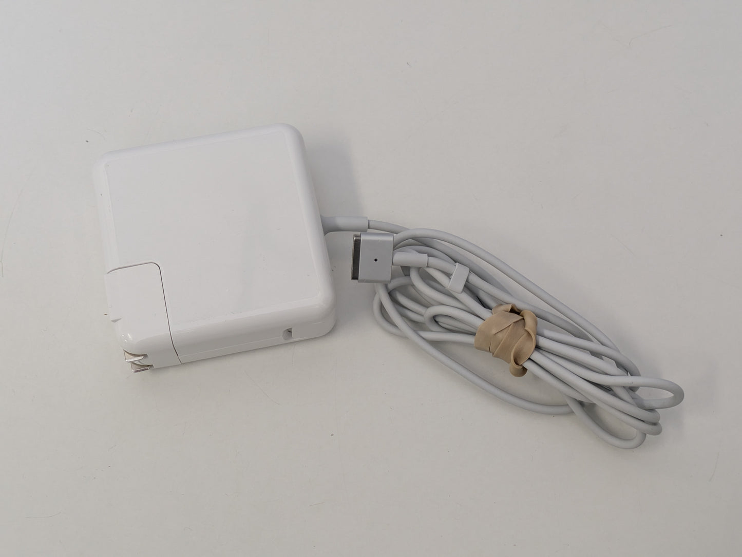 Apple MacBook Air A1466 - 13.3" 2017 - 1.8GHz Dual-Core i5, 128GB SSD, 8GB 1600MHz DDR3 - USED