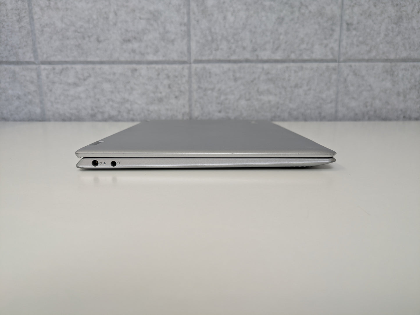 Lenovo YOGA 710-11ISK Signature Edition - Silver - 128GB SSD, 1.5GHz Intel Pentium 4405Y, 4GB RAM - USED