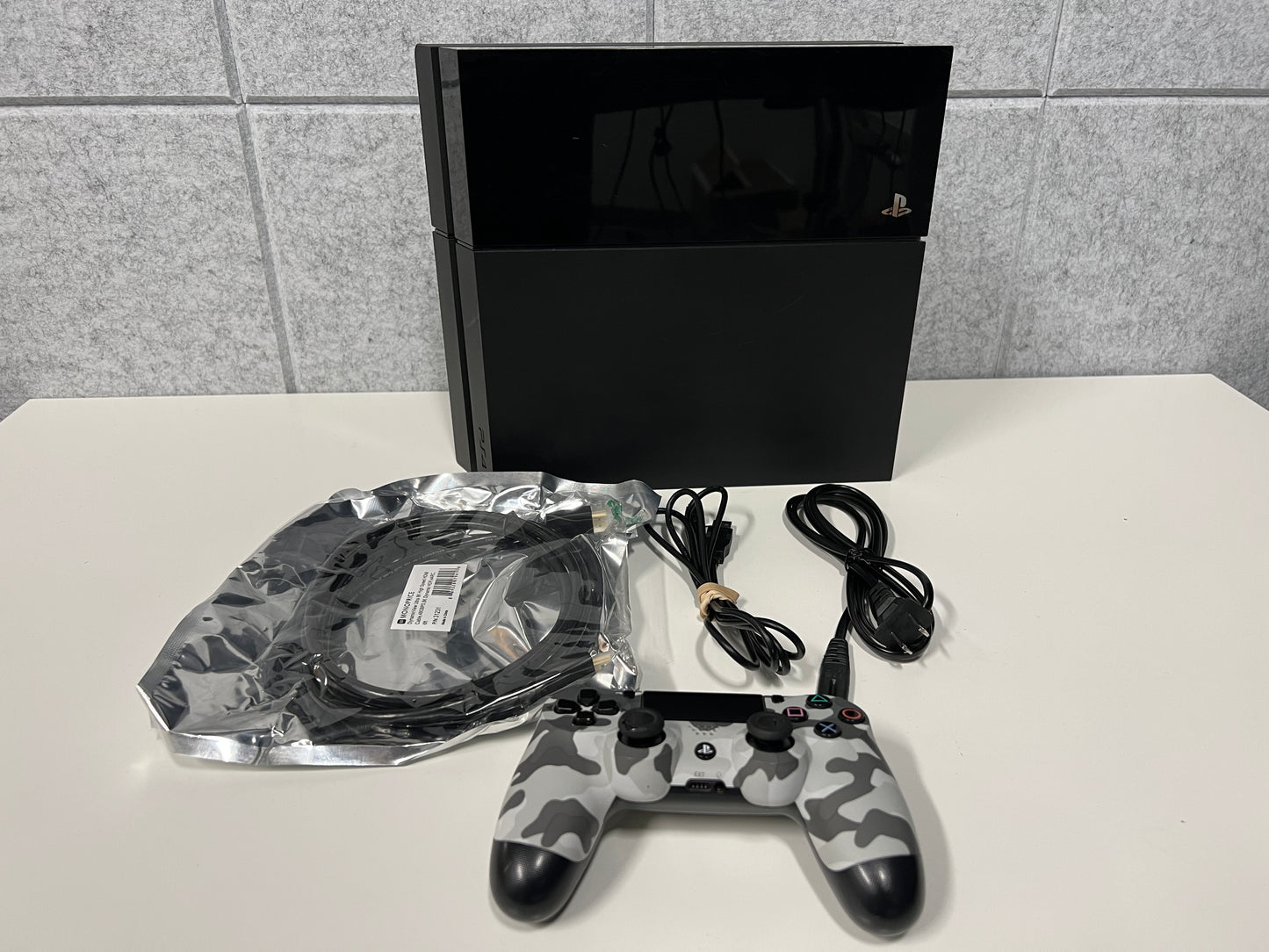 Sony 500GB PlayStation 4 PS4 Console w/ Controller & Cords (Used)