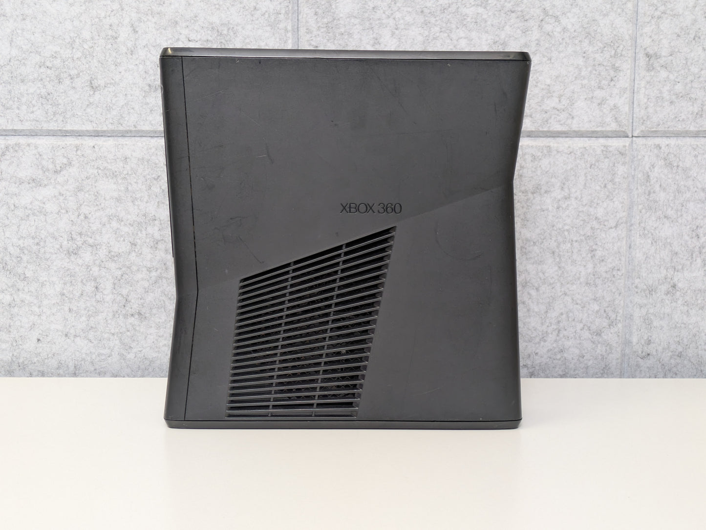 Microsoft Xbox 360 S (w/ accessories) - Black - 4GB - USED