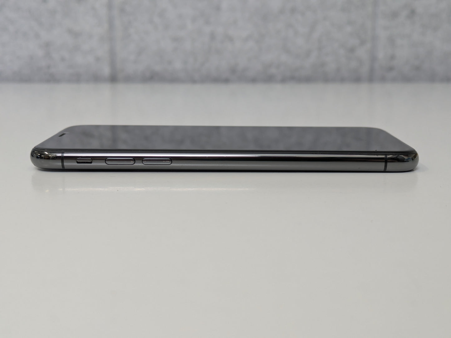 Apple iPhone XS - 64GB - Space Gray - Unlocked - USED