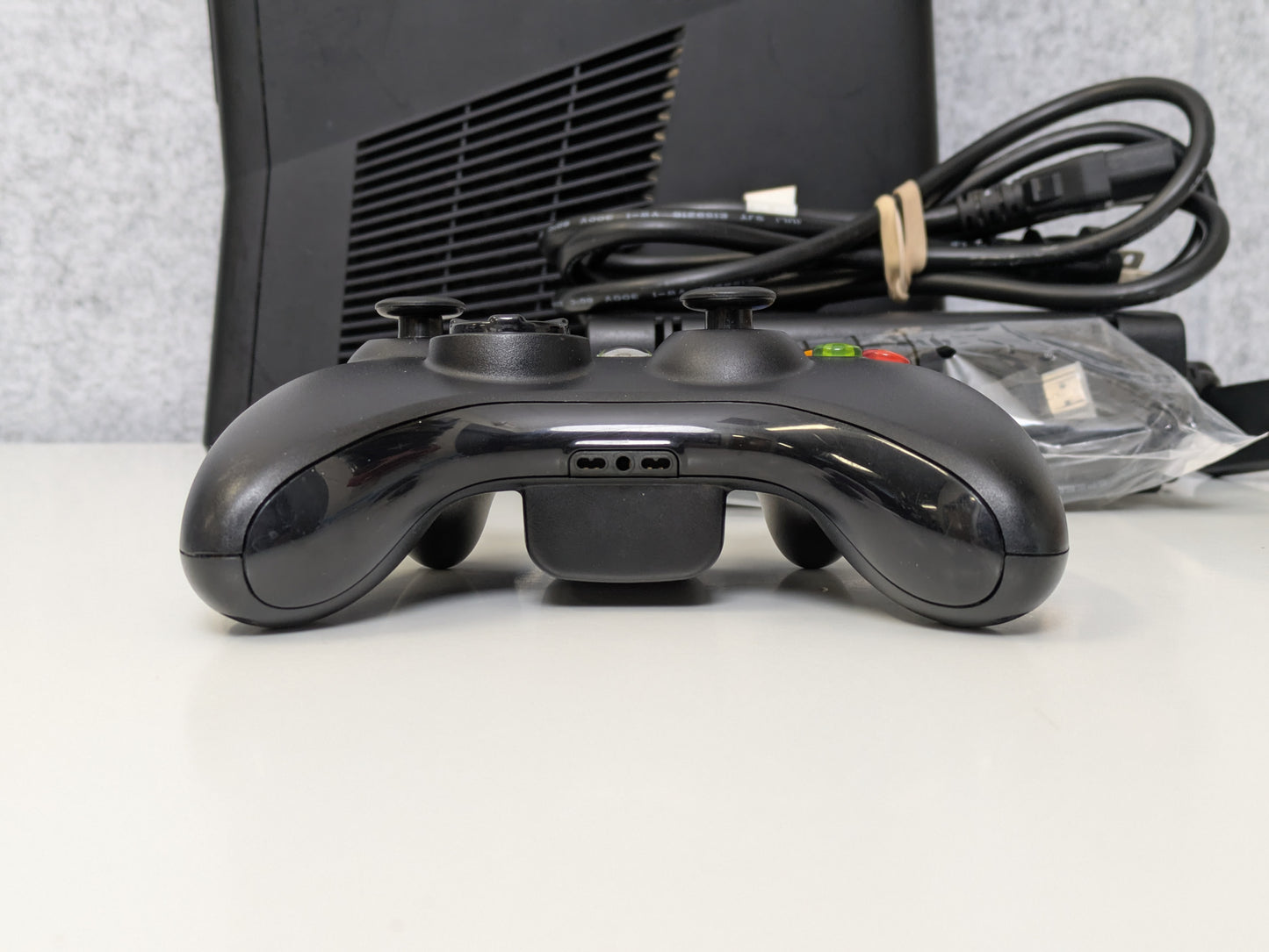 Microsoft Xbox 360 S (w/ accessories) - Black - 4GB - USED