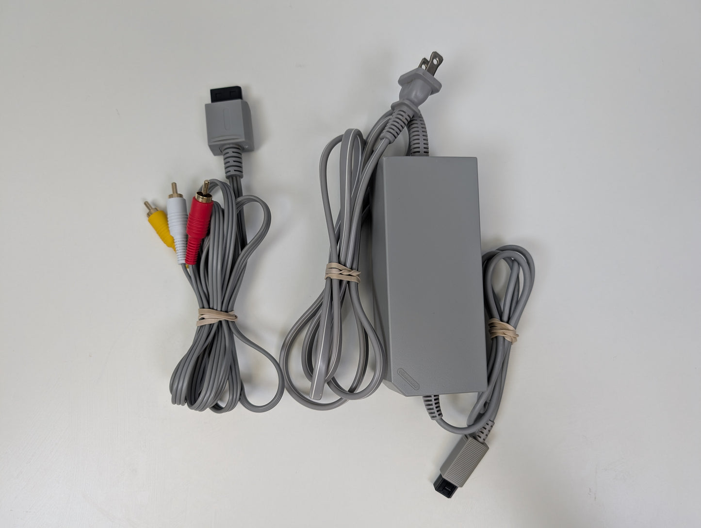 Nintendo Wii w/ accessories - White - USED