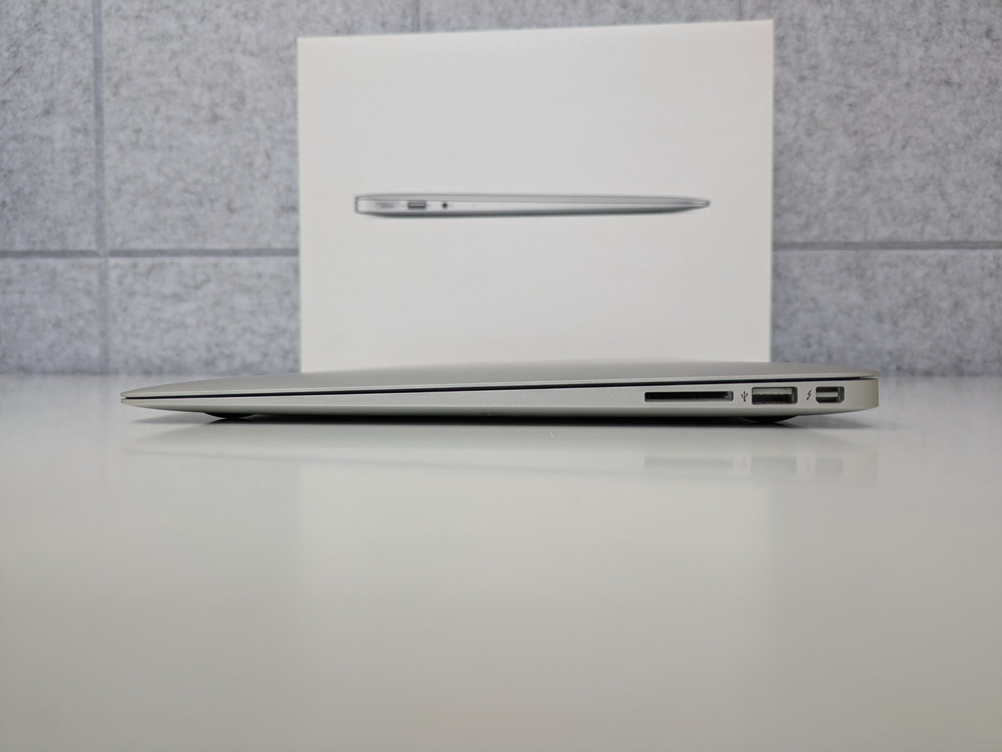 Apple MacBook Air - 13" 2017 - 2.2GHz Intel Core i7, 128GB SSD, 8GB RAM - IN BOX - USED