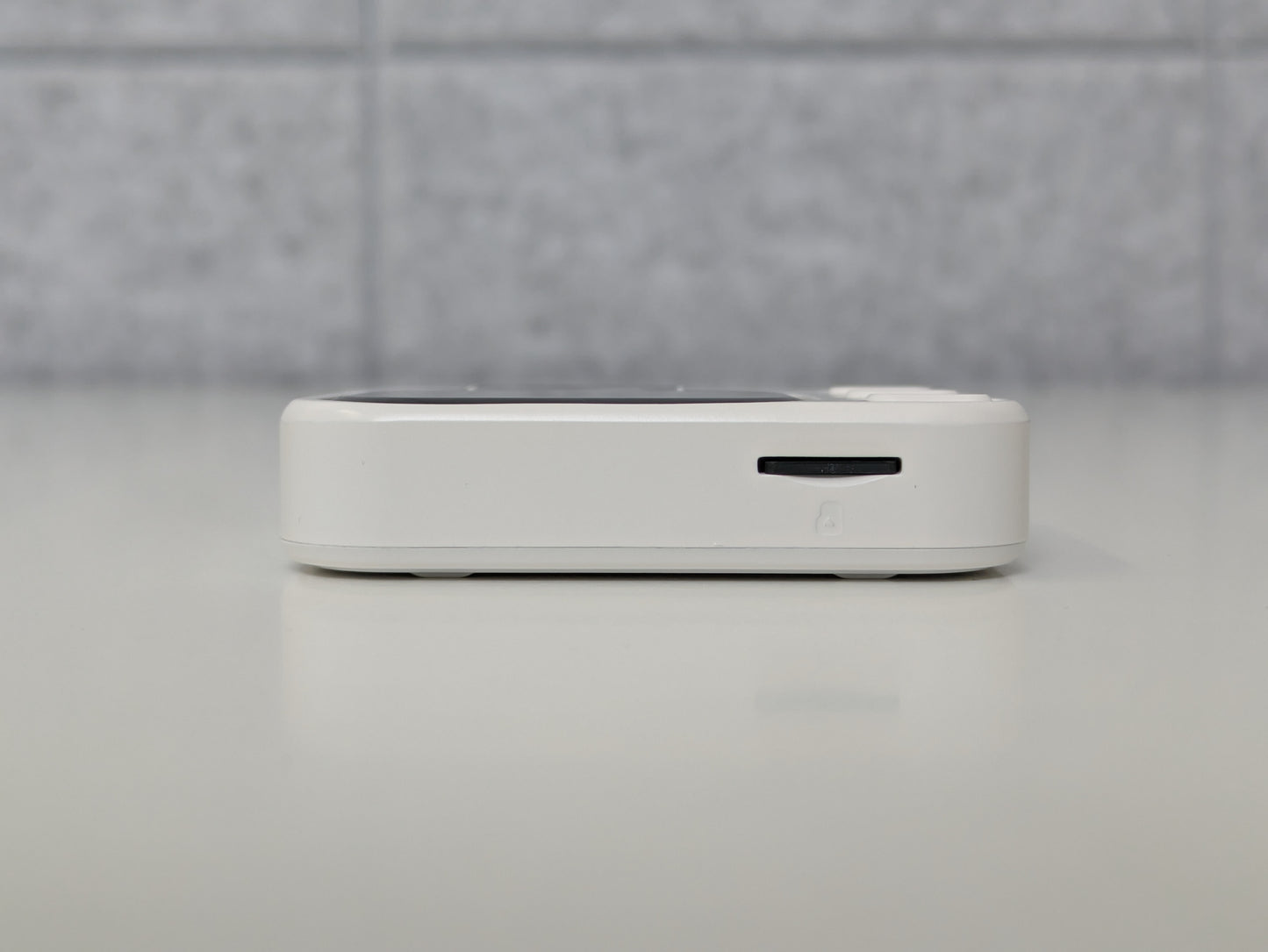 Vitaler X8 - MP3 Player w/ Camera - 32GB - White - USED