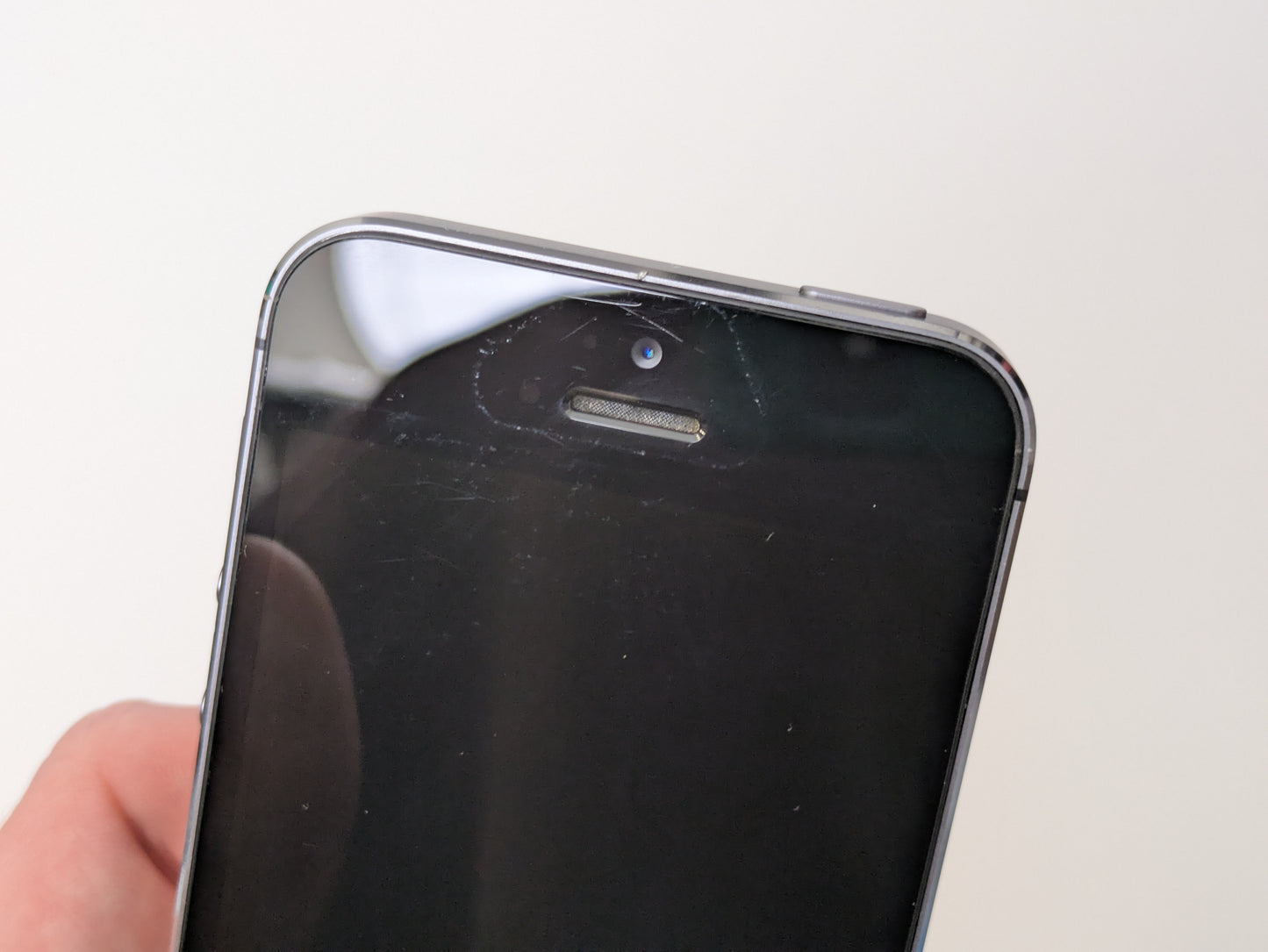 iPhone 5S A1533 (Network Locked to AT&T) - 16GB - Space Gray - USED