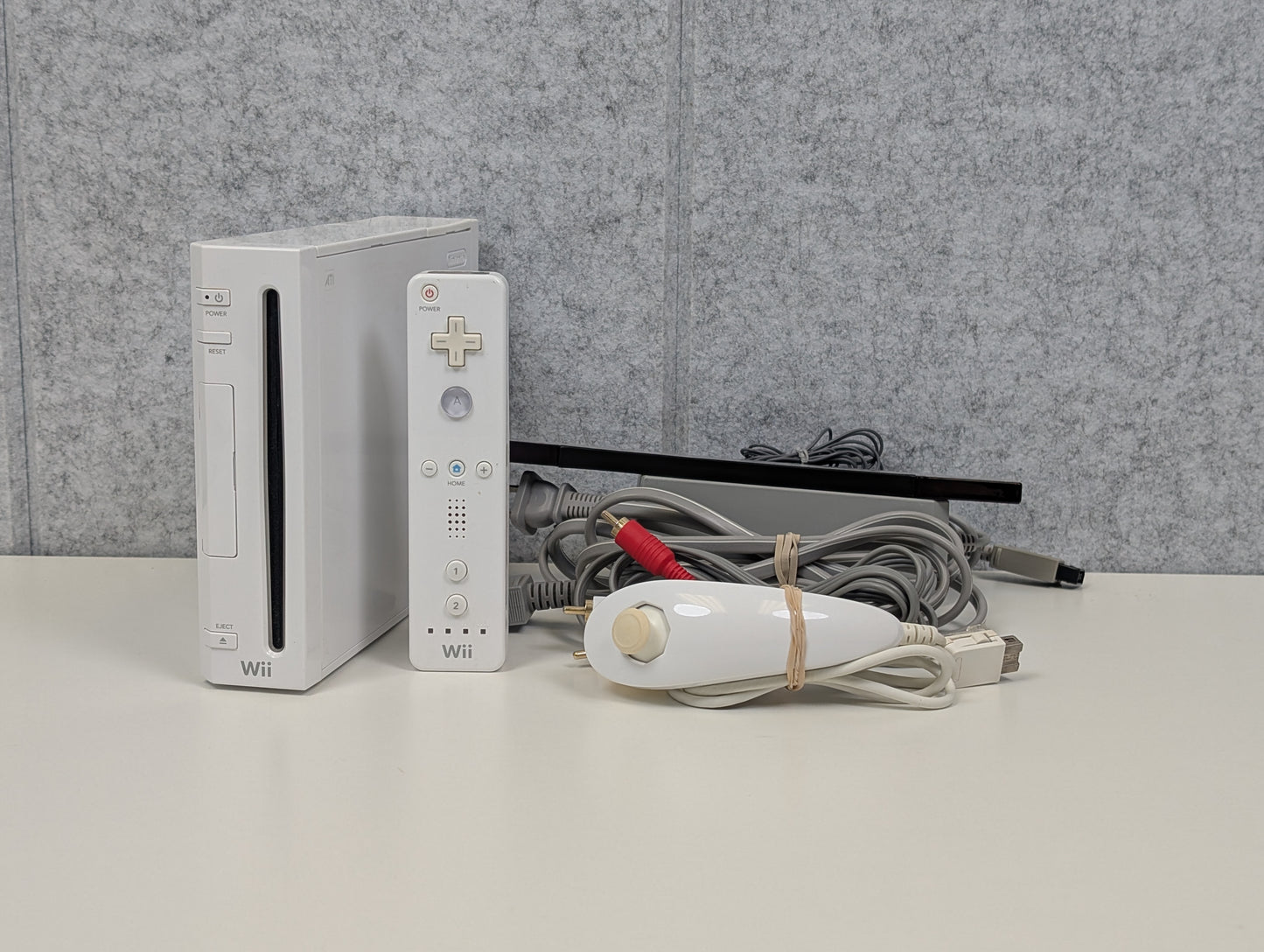 Nintendo Wii w/ accessories - White - USED