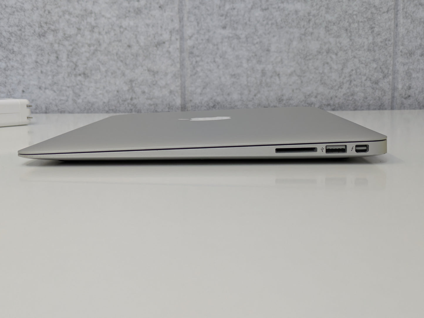 Apple MacBook Air A1466 - 13.3" 2017 - 1.8GHz Dual-Core i5, 128GB SSD, 8GB 1600MHz DDR3 - USED