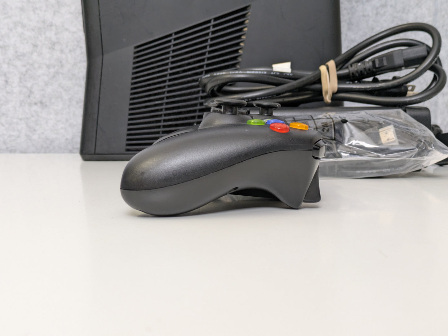 Microsoft Xbox 360 S (w/ accessories) - Black - 4GB - USED