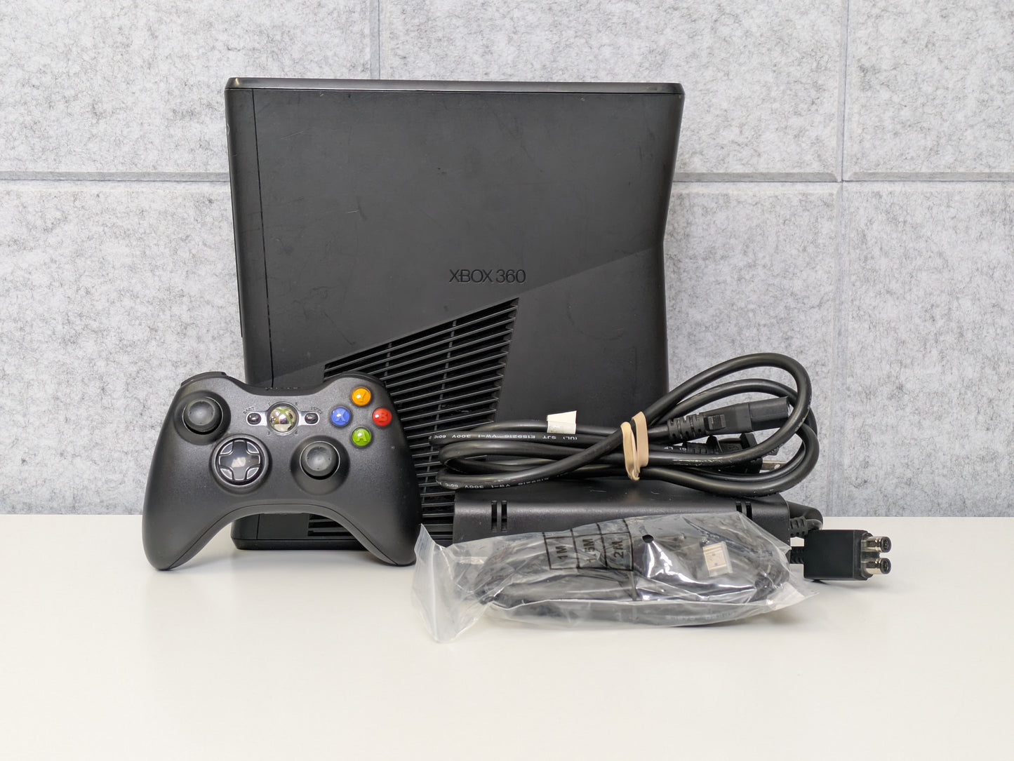 Microsoft Xbox 360 S (w/ accessories) - Black - 4GB - USED