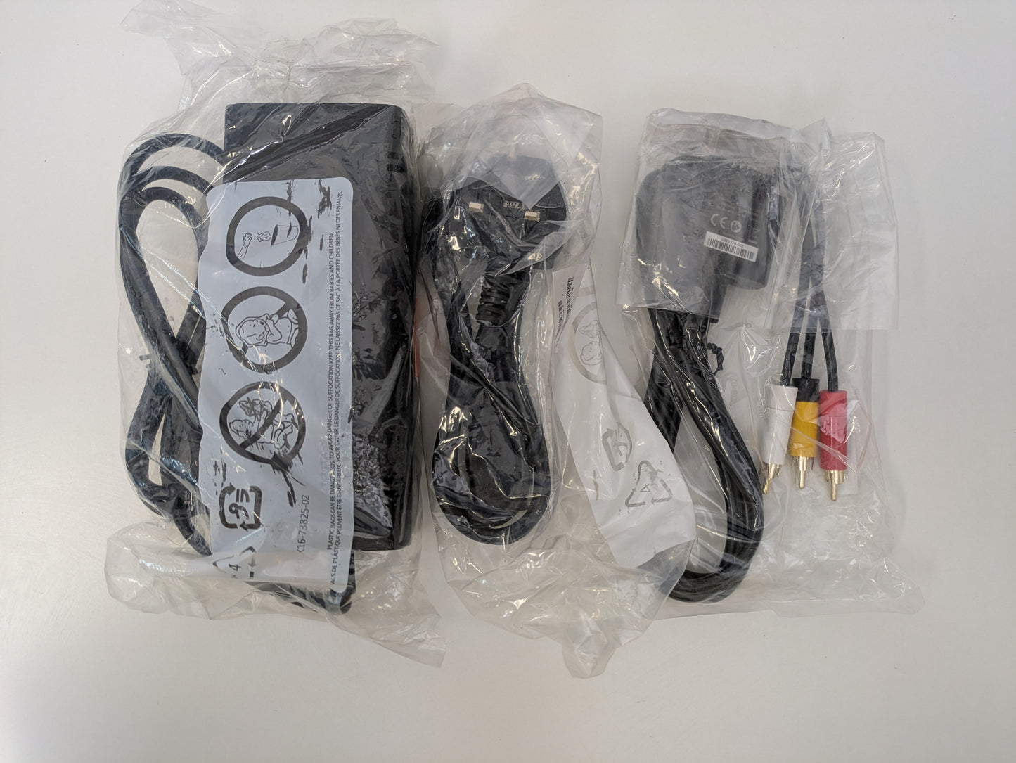 Microsoft Xbox 360 S (Hong Kong) - Ultimate Action Pack - 250GB - Black - COMPLETE IN BOX - Used