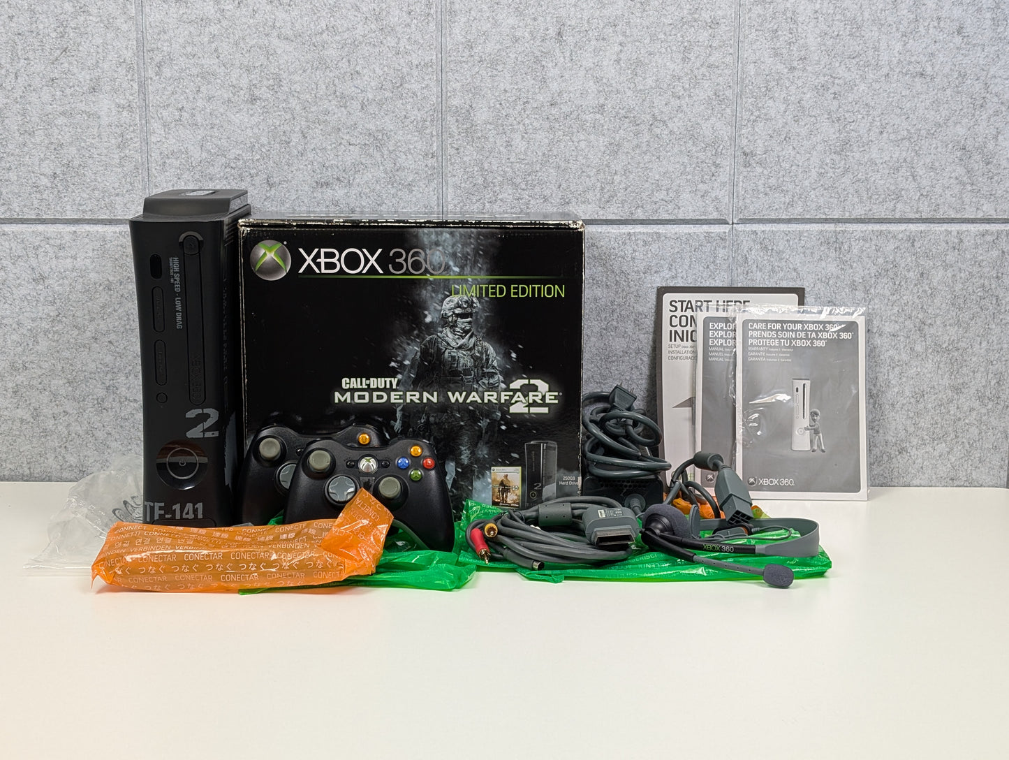 Microsoft Xbox 360 IN BOX - 250GB - Call of Duty: Modern Warfare 2 Ltd. Ed. - USED
