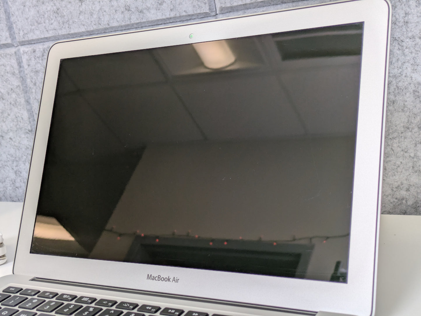 Apple MacBook Air A1466 - 13.3" 2017 - 1.8GHz Dual-Core i5, 128GB SSD, 8GB 1600MHz DDR3 - USED