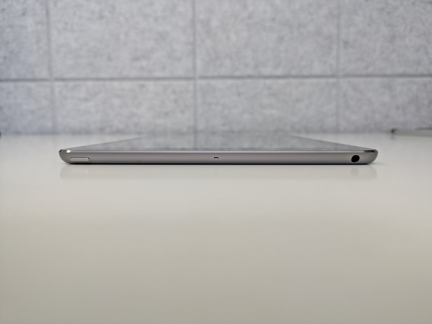 Apple iPad Air A1474 (1st Generation) - 32GB - Space Gray - USED