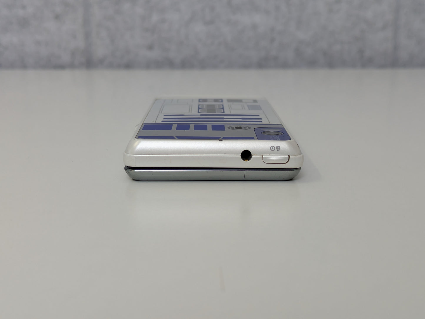 Motorola Droid 2 - 8GB - Star Wars R2-D2 30th Anniversary Limited Edition - Verizon - COMPLETE IN BOX - USED