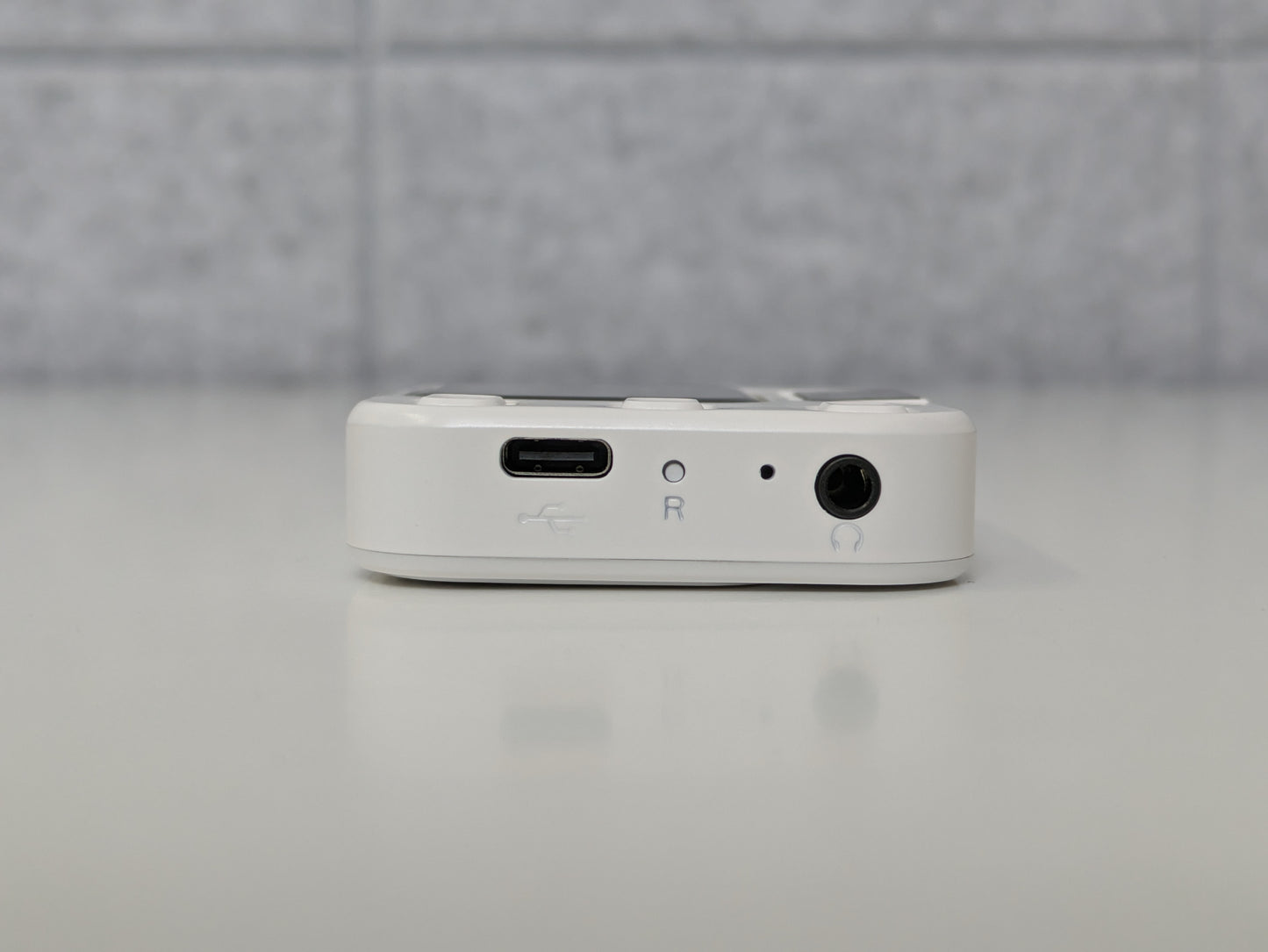 Vitaler X8 - MP3 Player w/ Camera - 32GB - White - USED