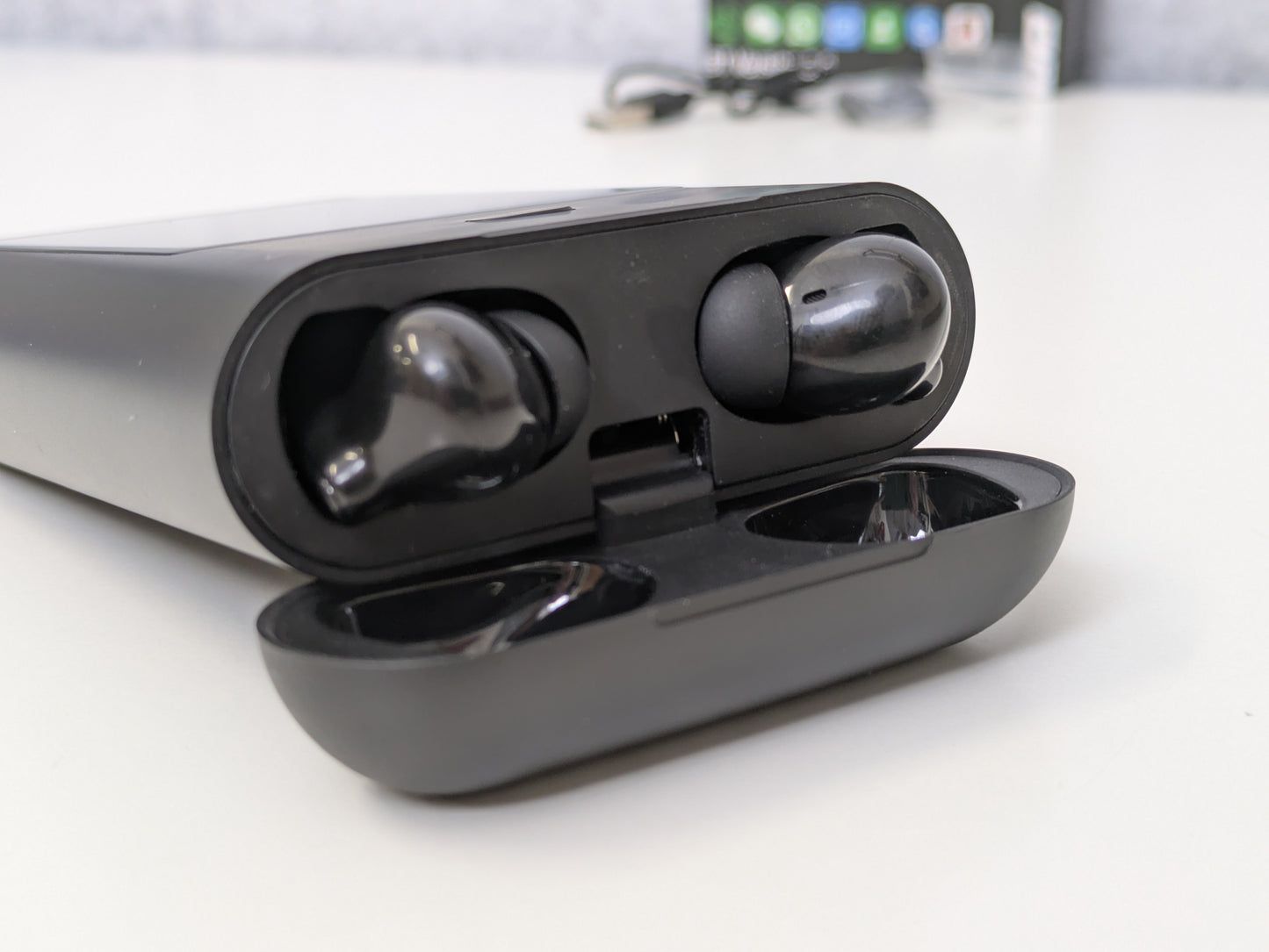 SE-two Battery Bank Smartphone Accessory w/ Built-In Wireless Earbuds - USED
