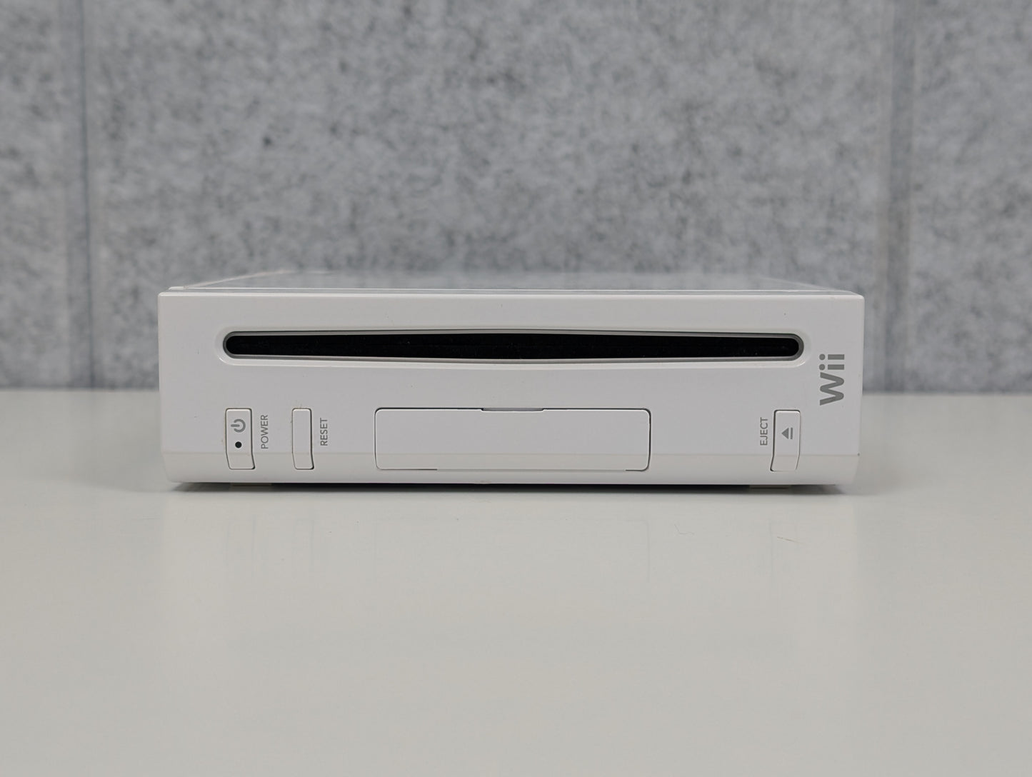 Nintendo Wii w/ accessories - White - USED