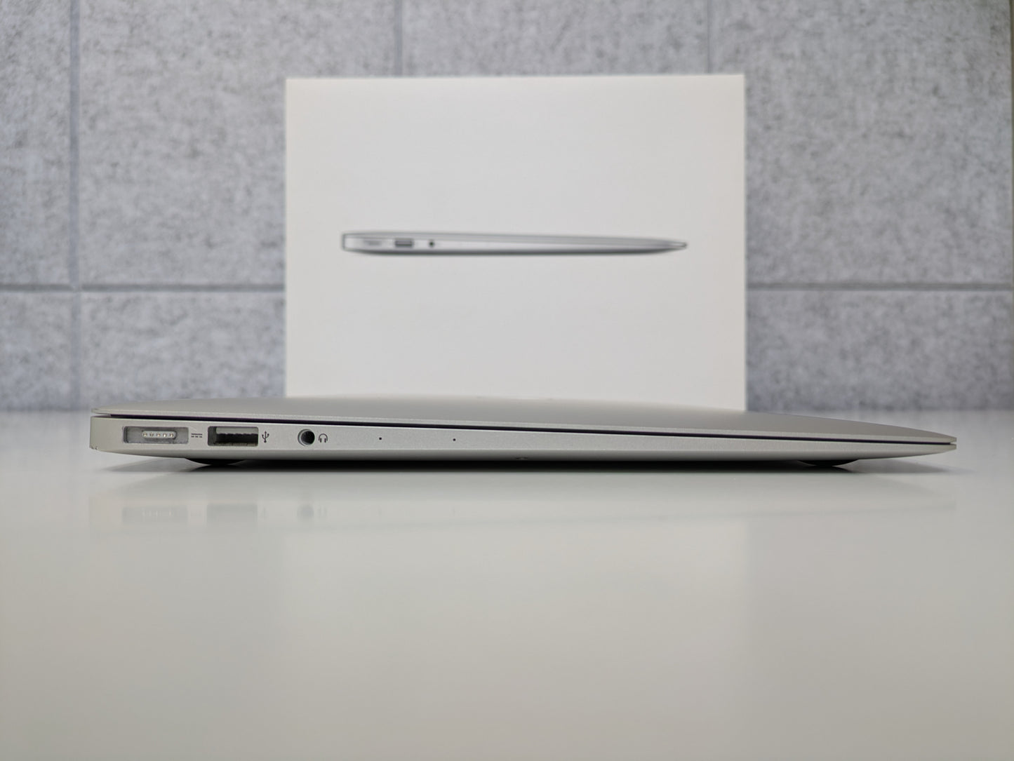 Apple MacBook Air - 13" 2017 - 2.2GHz Intel Core i7, 128GB SSD, 8GB RAM - IN BOX - USED