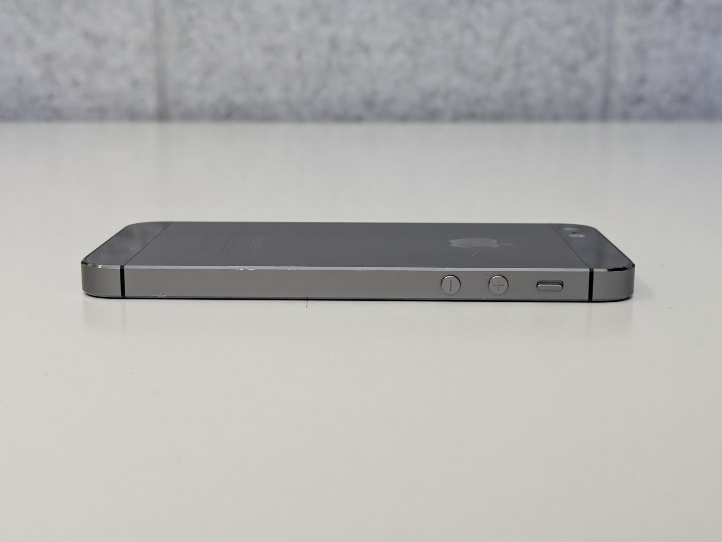 iPhone 5S A1533 (Network Locked to AT&T) - 16GB - Space Gray - USED