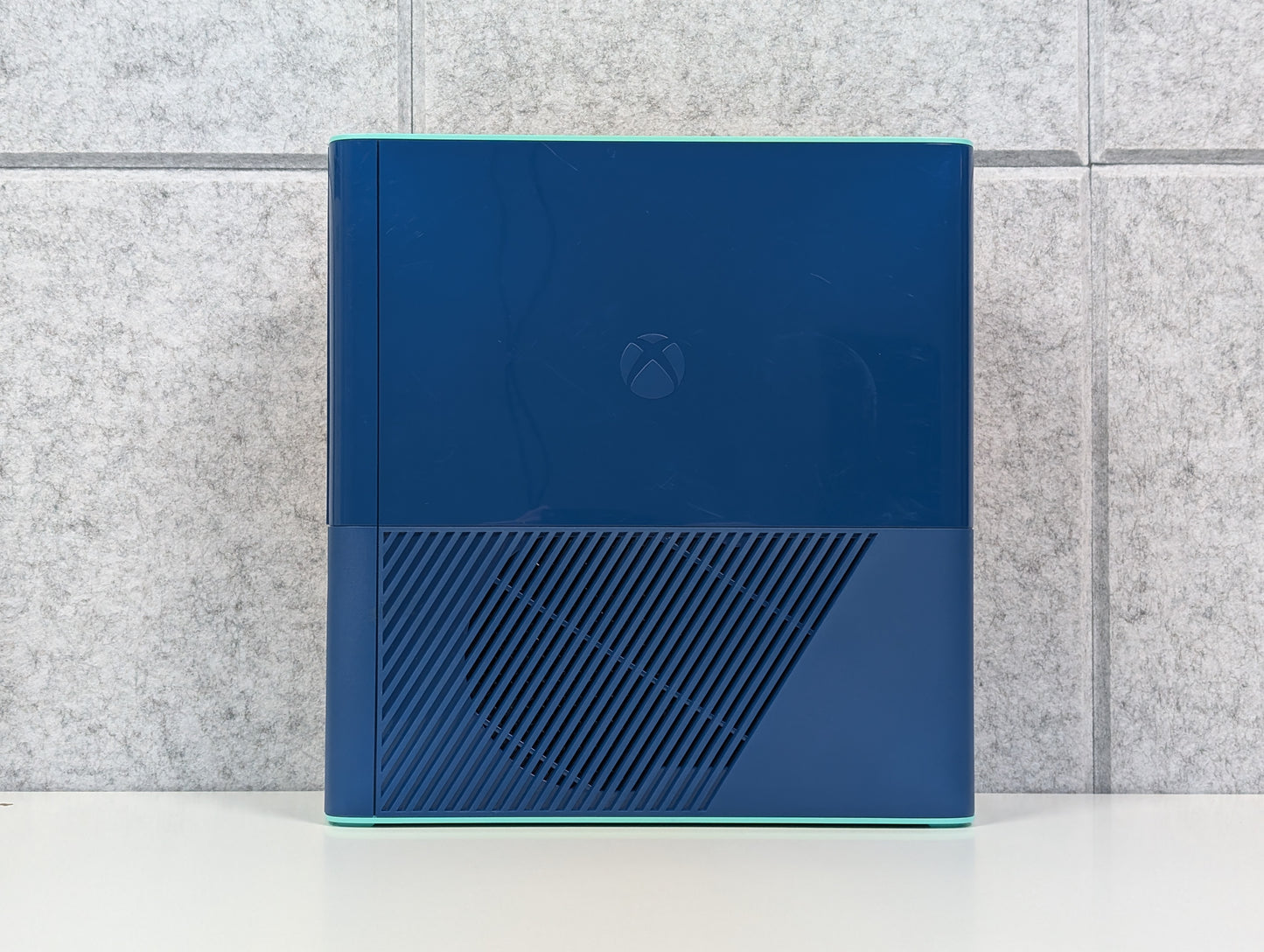 Microsoft Xbox 360 E IN BOX - 500GB - Blue Call of Duty Ltd. Ed. - USED